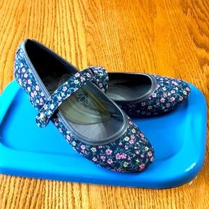 Wet Seal Floral Flats Size 6 - only worn once!